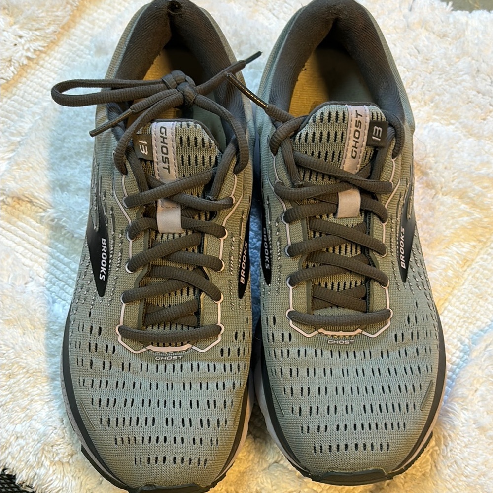 Brooks Ghost 13 Gray Running Shoes size 8.5. Very nice condition